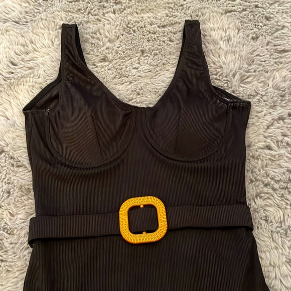 GORGEUS BLACK FITTED FULL PIECE SWIMSUIT - Picture 5 of 6